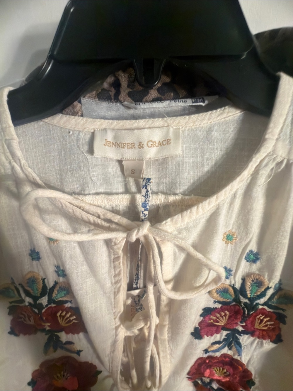 Embroidered Ivory Floral Tie-Front Top NWT - Picture 3 of 4